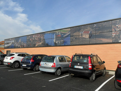Inédit : l'Intermarché de Lentigny est équipé d'une façade solaire et connectée