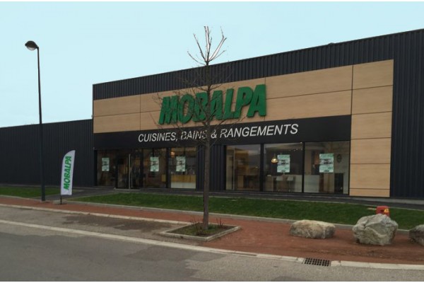 Zoom sur l'enseigne Mobalpa